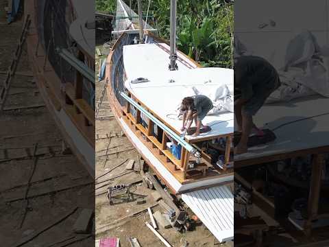 Restoring the boom of our wooden sailboat: sea foam green for the win!